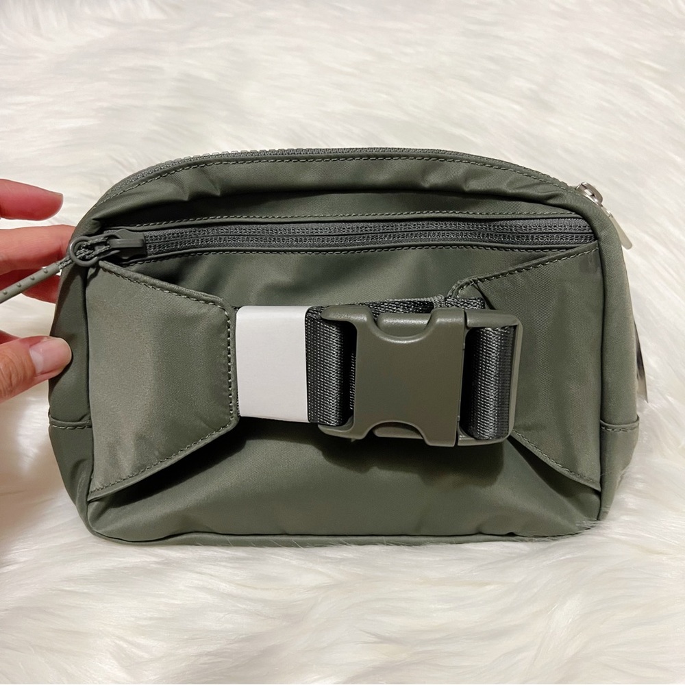 Lululemon • Everywhere Belt Bag 2L - Picture 3 of 5
